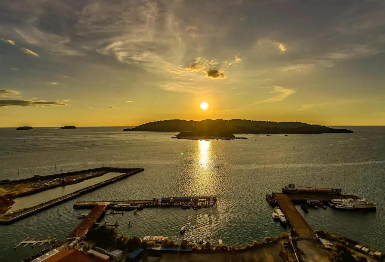 Jesselton Quay Sea View Hotell Kota Kinabalu Exteriör bild