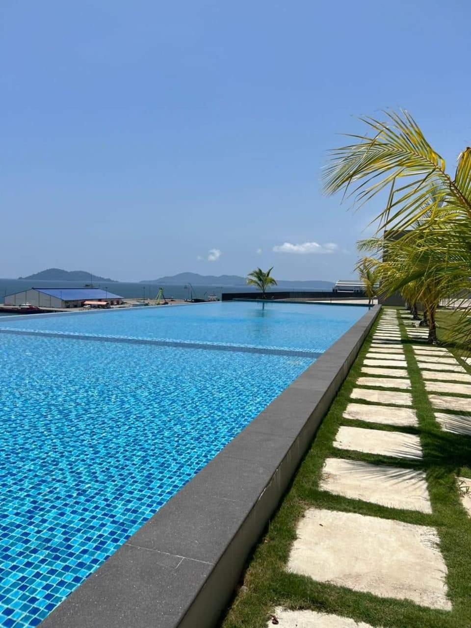 Jesselton Quay Sea View Hotell Kota Kinabalu Exteriör bild